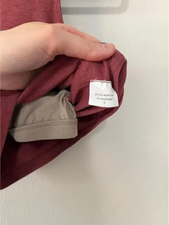 Vuori women’s elevation plyo crop tank with built in bra size small - Picture 3 of 4